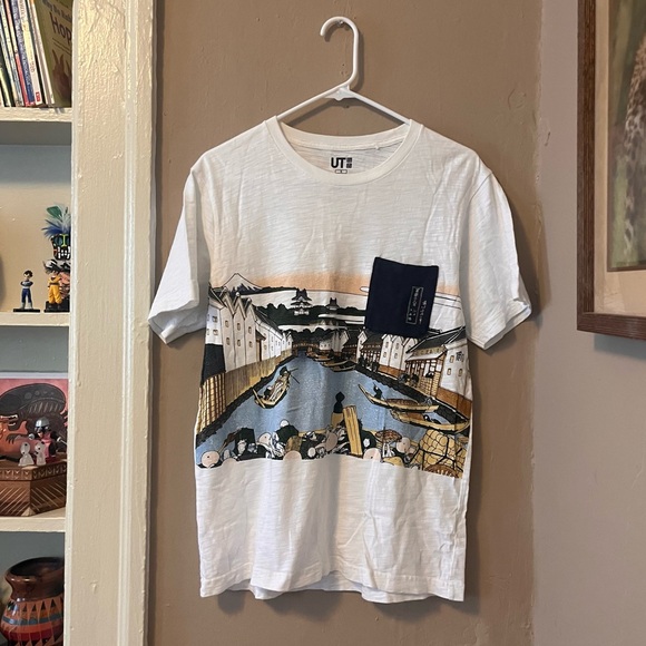 uniqlo 🎉rare🎉hokusai blue japanese theme white tshirt with front pocket - Picture 3 of 13